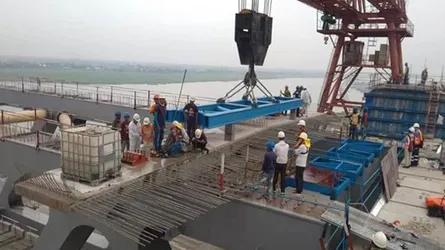 পদ্মাসেতুর রোডওয়েতে স্ল্যাব বসানোর কাজ শুরু