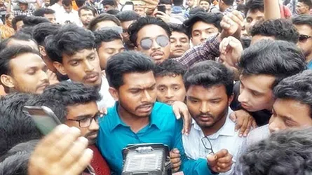 শিক্ষার্থীদের সড়ক অবরোধে নুরের সংহতি
