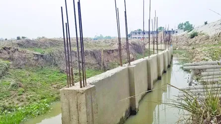 ভালুকায় সরকারি খাল দখল করে প্রাচীর নির্মাণের অভিযোগ