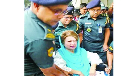 ব্যথায় কাতর খালেদা, চলতে পারেন না সাহায্য ছাড়া