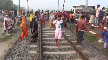 গোপালগঞ্জে ট্রেনের ধাক্কায় মোটরসাইকেলের ৩ আরোহী নিহত