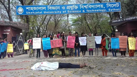 নিরাপদ সড়কের দাবিতে আন্দোলনে শাবি শিক্ষার্থীরা