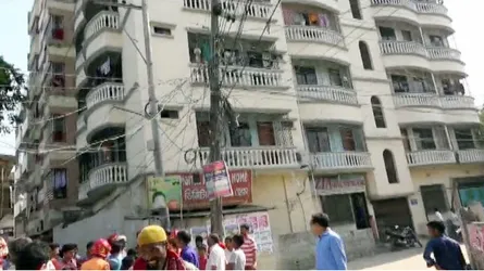 বহুতল ভবন হেলে পড়ার অভিযোগ, বাসিন্দাদের ভবন ত্যাগের নির্দেশ