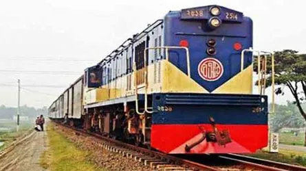 মোবাইল ফোনে কথা বলার সময় ট্রেনে কাটা পড়ে নারী নিহত