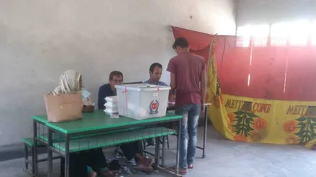 জাল ভোট দিতে গিয়ে সহকারী প্রিজাইডিং কর্মকর্তা আটক