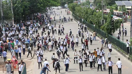 শিক্ষার্থীরা এখন পরিবহন শ্রমিকদের টার্গেট