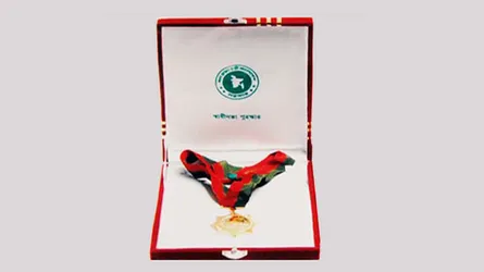 স্বাধীনতা পদক হস্তান্তর করলেন প্রধানমন্ত্রী