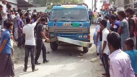 ট্রাকচাপায় চলচ্চিত্র পরিচালক এম এম সরকারের বড় ভাই নিহত