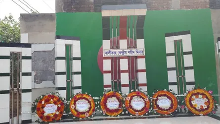 আ’লীগ নেতার নেতৃত্বে শহীদ মিনারের নামফলক ভাঙচুর!