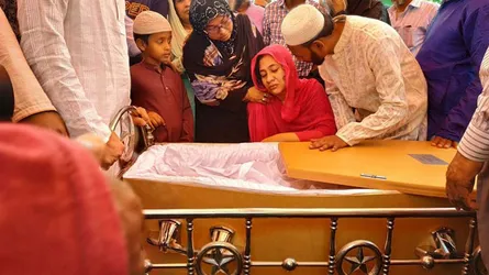 নিউজিল্যান্ডে নিহত স্বামীর লাশ দেখে কান্নায় ভেঙে পড়লেন স্ত্রী (ভিডিও)