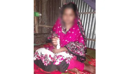 বিষ হাতে নিয়ে প্রেমিকের বাড়িতে অনশন