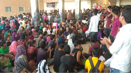 ভিসি অবাঞ্ছিত, ক্যাম্পাস ছাড়বেন না শিক্ষার্থীরা!
