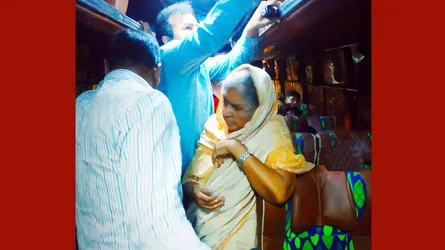 লোকাল বাসে নির্বাচনী এলাকায় মতিয়া চৌধুরী, পাশের যাত্রীর বর্ণনা