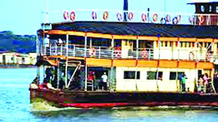 স্টিমারে চরে ঢাকা...