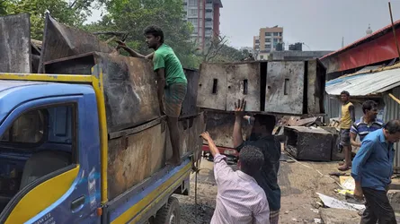 লাখ টাকার পণ্য কেজি ধরে বিক্রি
