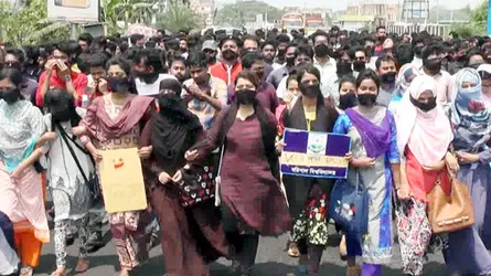 উত্তাল বরিশাল বিশ্ববিদ্যালয় : ভিসির পদত্যাগের দাবিতে অনড় শিক্ষার্থীরা