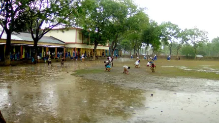 তীব্র শিলাবৃষ্টি আর বজ্রপাতের মধ্যে মাঠে শিক্ষার্থীরা!