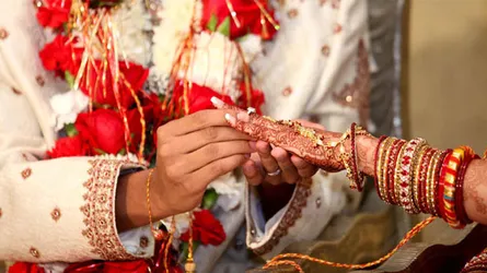 বিয়ের দাবিতে প্রেমিকের বাড়িতে প্রেমিকা, পরে ওসির মধ্যস্ততায় বিয়ে!
