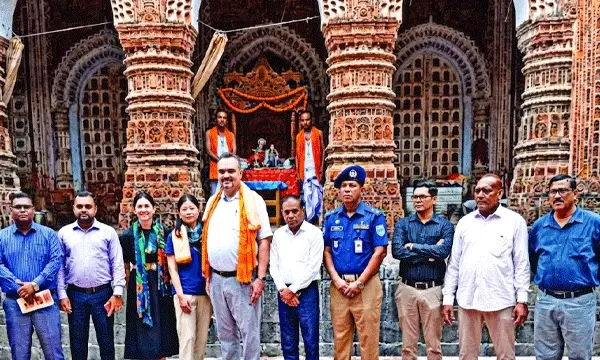নয়াবাদ মসজিদ ও কান্তজিউ মন্দির পরিদর্শন করলেন  মার্কিন রাষ্ট্রদূত ক্রিস্টেনসেন