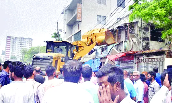 সায়েদাবাদ টার্মিনাল এলাকায় ২৪০টি অবৈধ বাস কাউন্টার