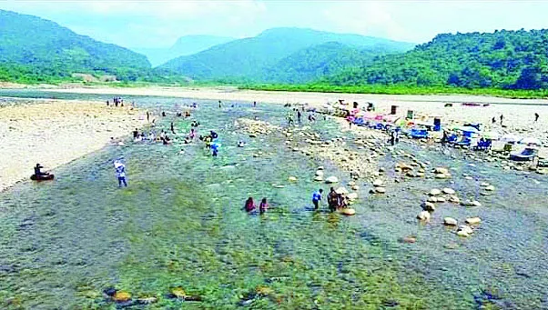 পাথরশূন্য ‘সাদা পাথর’, প্রশাসন নির্বিকার