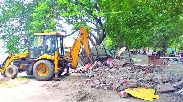 ময়মনসিংহে শিল্পাচার্য জয়নুল আবেদিন পার্কের অবৈধ স্থাপনা উচ্ছেদ