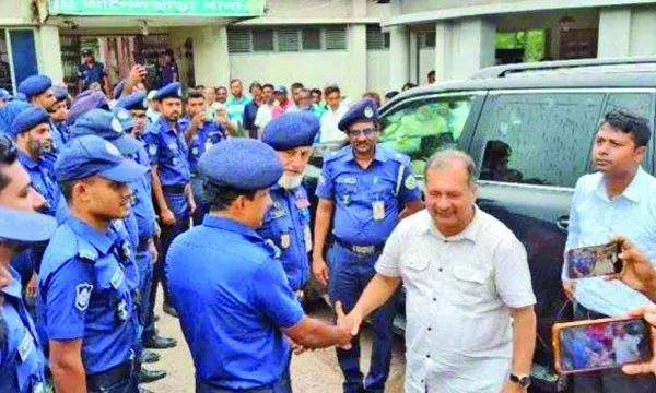 হামলার ঘটনার পর আগৈলঝাড়া থানা পরিদর্শন তথ্যমন্ত্রীর