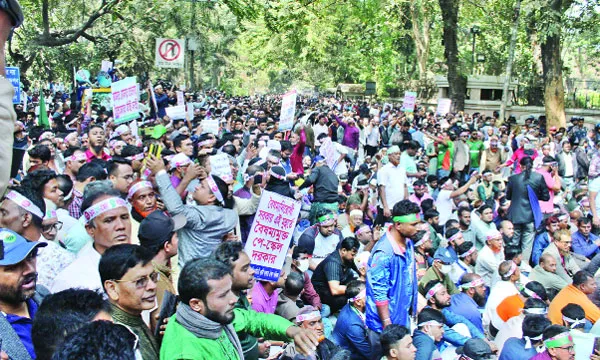 পে-স্কেলের দাবিতে যমুনায় যাওয়ার  চেষ্টা, পুলিশের লাঠিচার্জে আহত ২৫
