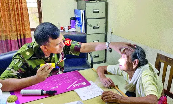 খাগড়াছড়িতে সেনাবাহিনী ও জেলা হাসপাতালের উদ্যোগে  বিনামূল্যে চিকিৎসা