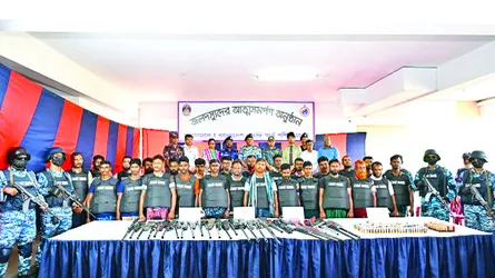 সুন্দরবনের জাহাঙ্গীর বাহিনীর প্রধানসহ ২৭ জনের আত্মসমর্পণ, বিপুল অস্ত্র ও গুলি উদ্ধার