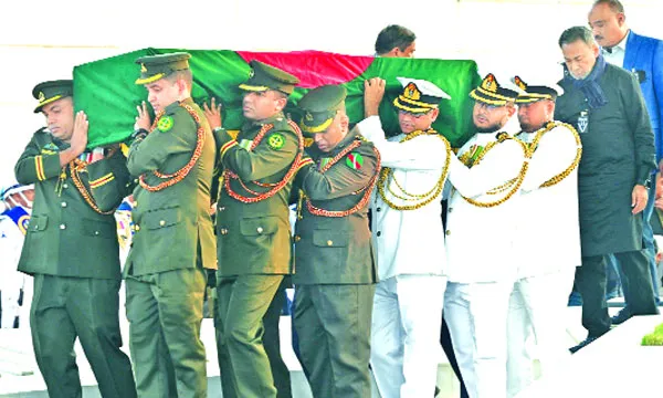 জানাজা শেষে দাফনের জন্য নিয়ে যাওয়া হচ্ছে কফিন :  নয়া দিগন্ত