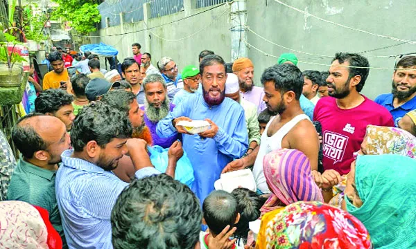 রাজধানীতে পানিবন্দী মানুষের পাশে জামায়াত নেতারা