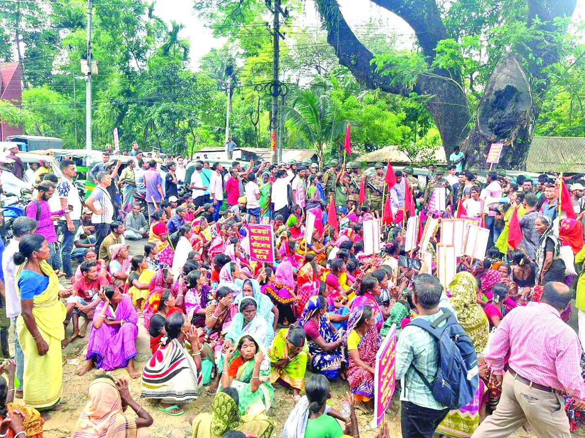 সিলেটে বিমানবন্দর  সড়ক অবরোধ  হাজারো চা শ্রমিকের