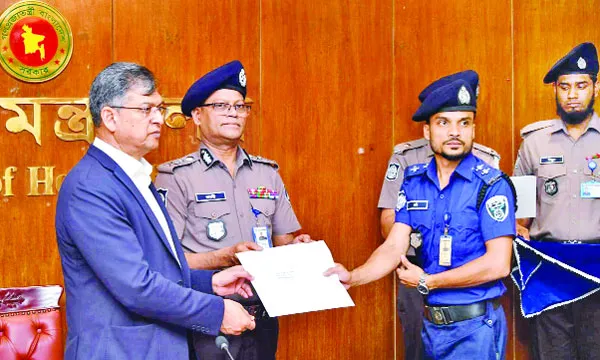 মুন্সীগঞ্জের তিন পিবিআই কর্মকর্তাকে স্বরাষ্ট্রমন্ত্রীর সম্মাননা