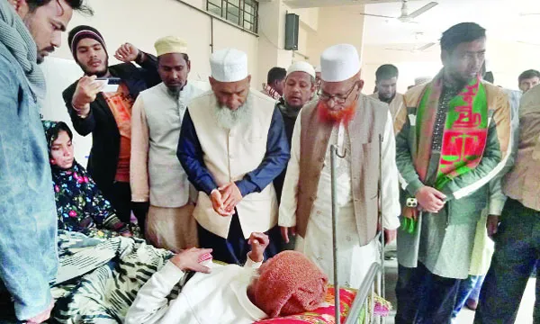 বিএনপির হামলায় আহত বাবা-ছেলেকে দেখতে গেলেন অধ্যাপক মুজিবুর