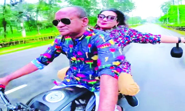 সস্ত্রীক হেলমেট ছাড়া মোটরসাইকেল চালিয়ে বিতর্কে সিসিক সিইও