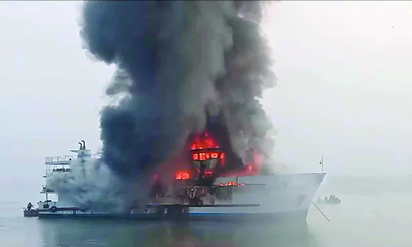 সেন্টমার্টিনগামী জাহাজে আগুন : ক্রু নিহত অল্পের জন্য রক্ষা পান ১৯৪ পর্যটক