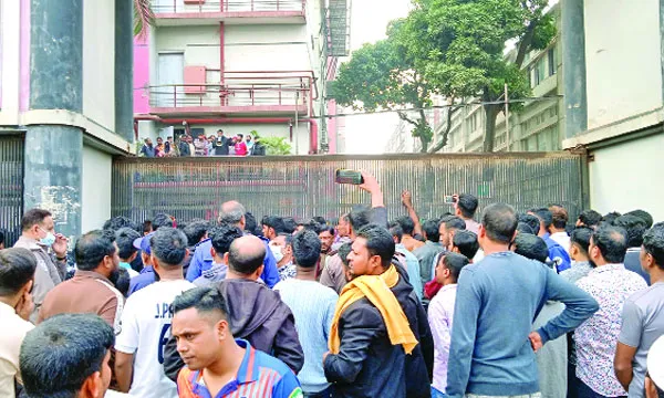 সাভারে বকেয়া বেতনের দাবিতে কর্মবিরতি
