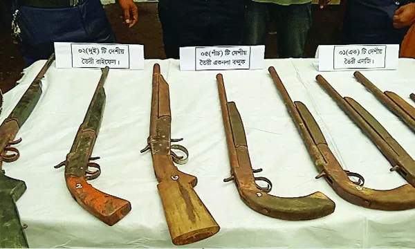মহেশখালীতে পুলিশের অভিযানে  ৮টি অস্ত্রসহ আটক ২