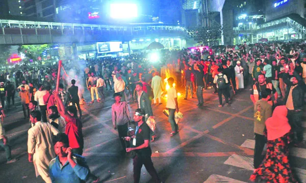 রাজধানীতে মুঠোফোন ব্যবসায়ীদের ফের সড়ক অবরোধ