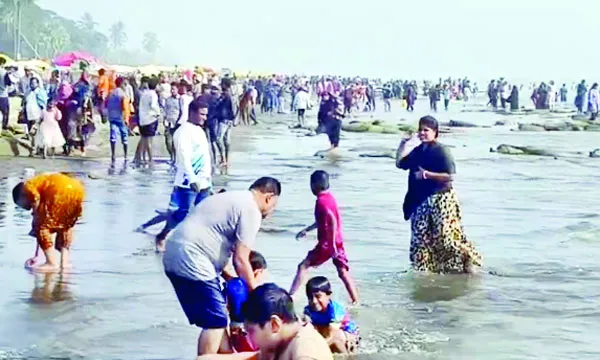 কুয়াকাটা সৈকত পর্যটকে টইটম্বুর
