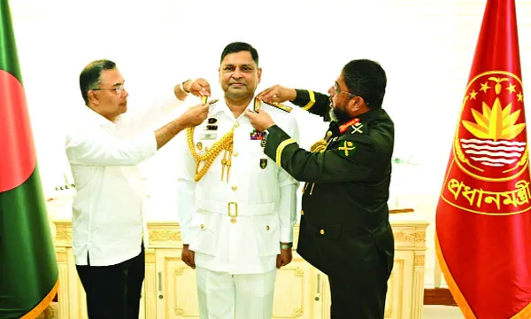 পদোন্নতি পেয়ে অ্যাডমিরাল হলেন নৌবাহিনী প্রধান মিসবাহ উল আজীম