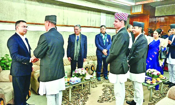 খালেদা জিয়াকে শেষ শ্রদ্ধা জানাতে আসা বিদেশী অতিথিদের তারেক রহমানের সাথে শুভেচ্ছা বিনিময়  :  নয়া দিগন্ত