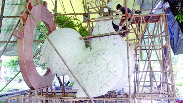 শোভাযাত্রা ঘিরে নির্ঘুম চারুকলায় বিশাল কর্মযজ্ঞ