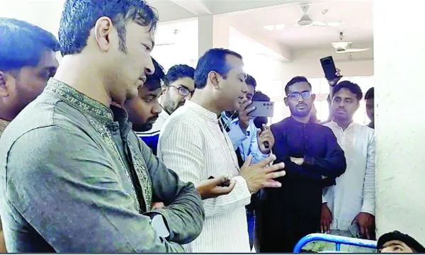 নিষিদ্ধ ছাত্রলীগ কর্মীকে দেখতে  হাসপাতালে ছাত্রদল সভাপতি
