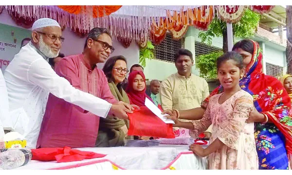 শাহজাদপুরে প্রধানমন্ত্রীর  ঈদ উপহার বিতরণ  করলেন স্বাস্থ্য প্রতিমন্ত্রী