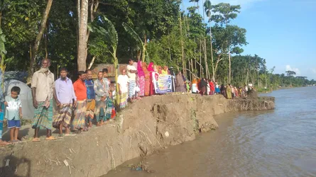 নদী ভাঙন প্রতিরোধ ব্যবস্থার দাবিতে ৪ কিলোমিটারের দীর্ঘ মানববন্ধন