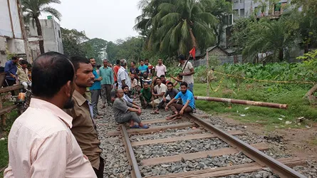 খুলনায় দ্বিতীয় দিনে রাষ্ট্রায়ত্ত্ব পাটকল শ্রমিকদের রাজপথ-রেলপথ অবরোধ