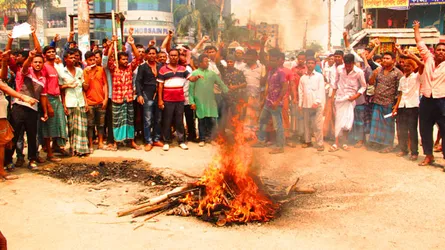 ডেমরায় পাটকল শ্রমিকদের ধর্মঘট অব্যাহত, রাস্তায় আগুন