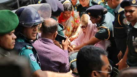 খালেদা জিয়ার মুক্তির দাবিতে সুপ্রিম কোর্টে আইনজীবীদের বিক্ষোভ